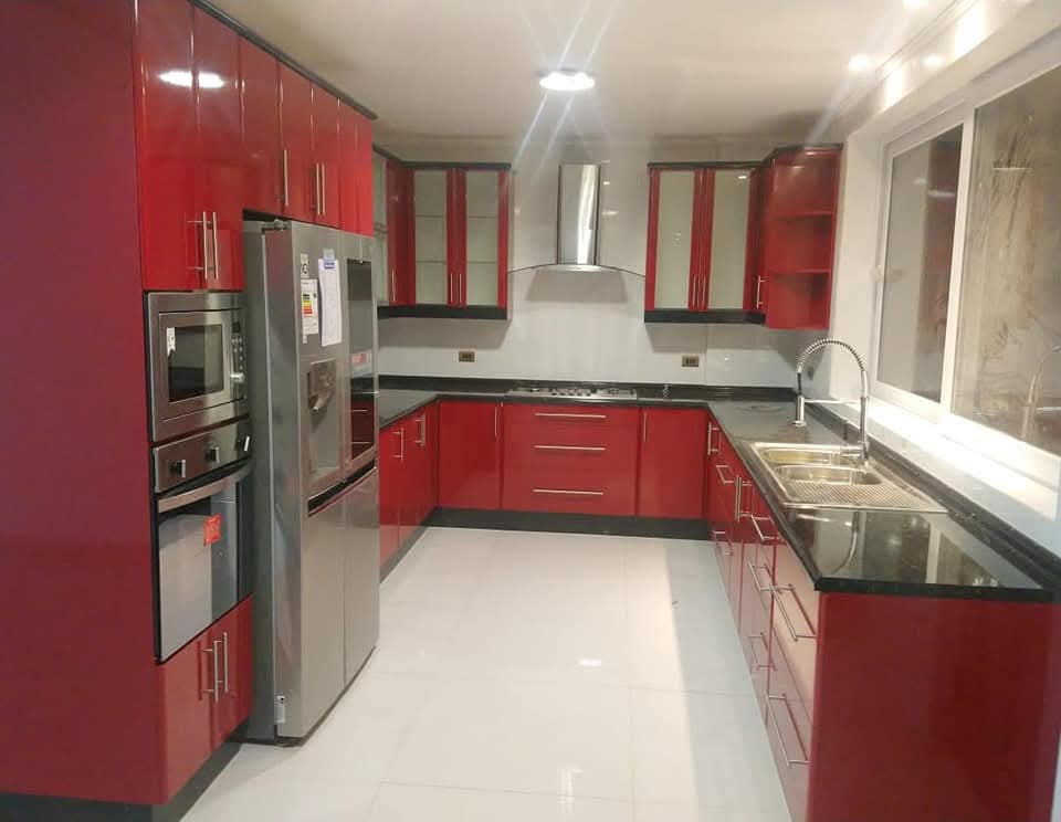 Cocina terminada con muebles en color rojo